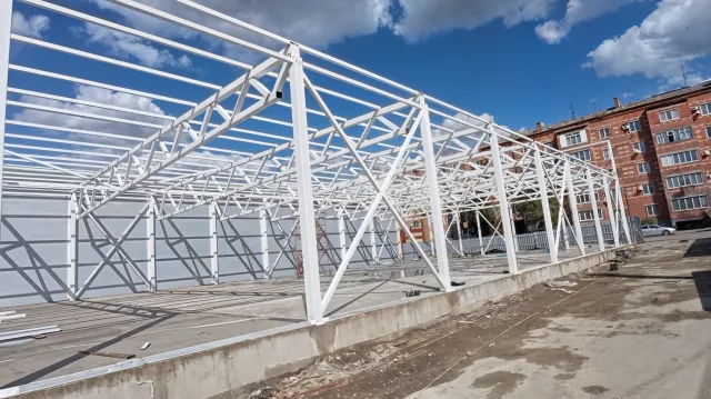 Интеграция металлоконструкций с бетонными и деревянными элементами