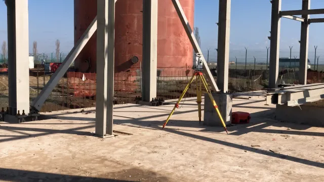 Как учесть усадку основания при монтаже металлоконструкций
