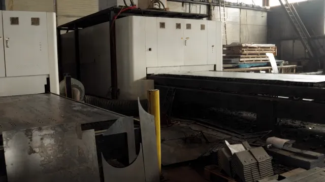 Как учитывать динамические нагрузки (например, вибрацию от оборудования) при проектировании металлоконструкций?